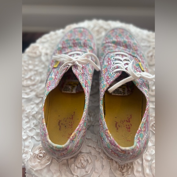 VANS x BEATLES ALL U NEED IS LOVE SNEAKERS - Picture 11 of 12